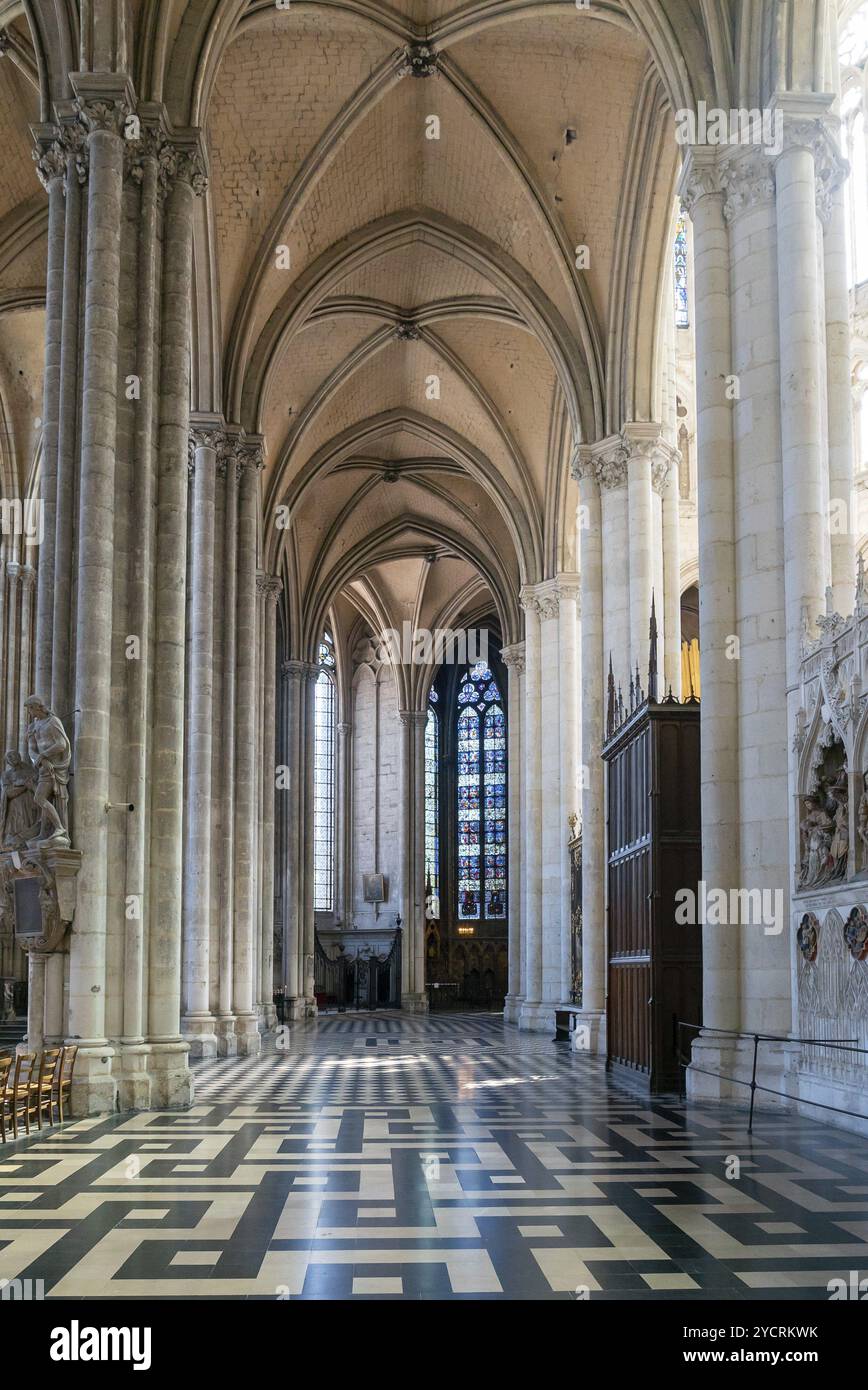 Amiens, France, 12 septembre 2022 : vue de la nef latérale menant au déambulatoire à l'intérieur de la cathédrale d'Amiens, Europe Banque D'Images