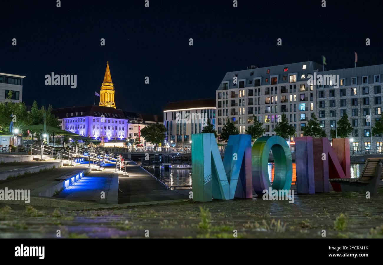 Kiel centre ville Bootshafen bassin avec tour de la mairie dans le fond illuminé par la nuit et Moin signe allemand pour Bonjour. Banque D'Images