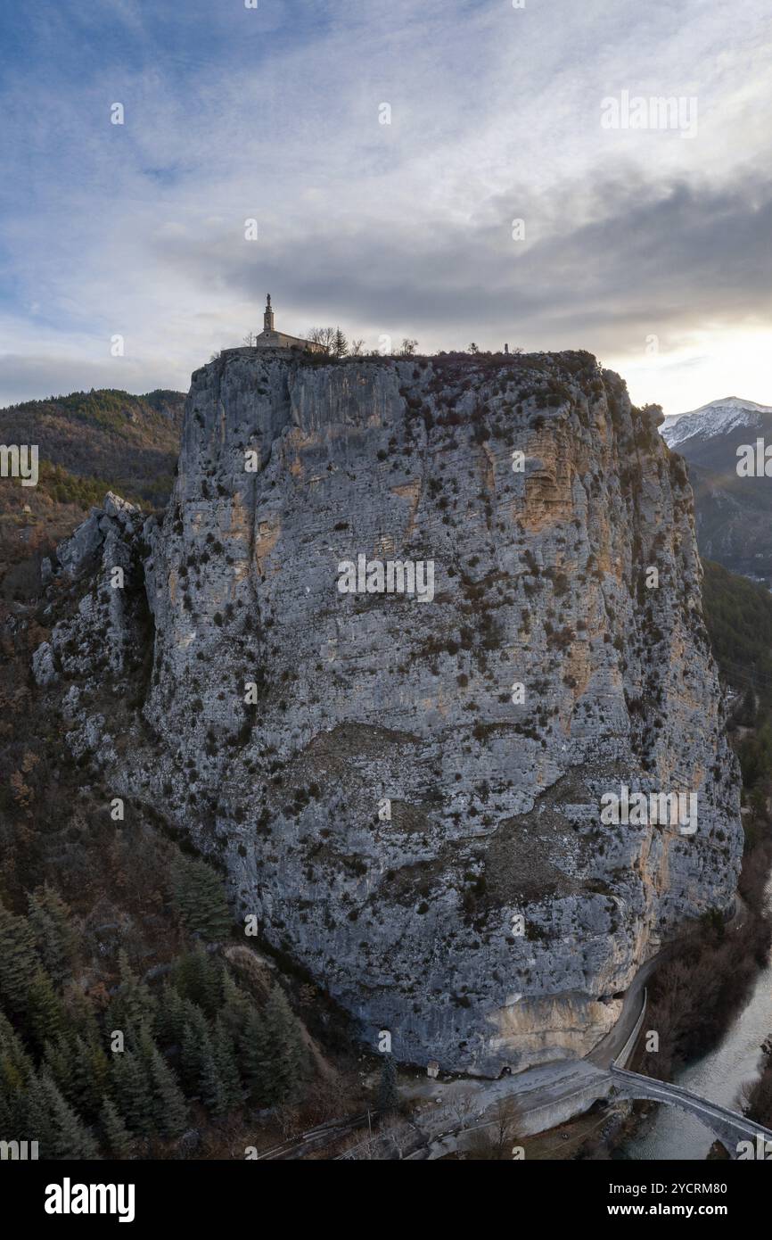 Vue verticale de la chapelle notre Dame du Roc sur son promontoire en haut de la falaise, au-dessus du village de Castellane, dans la gorge supérieure du Verdon Banque D'Images