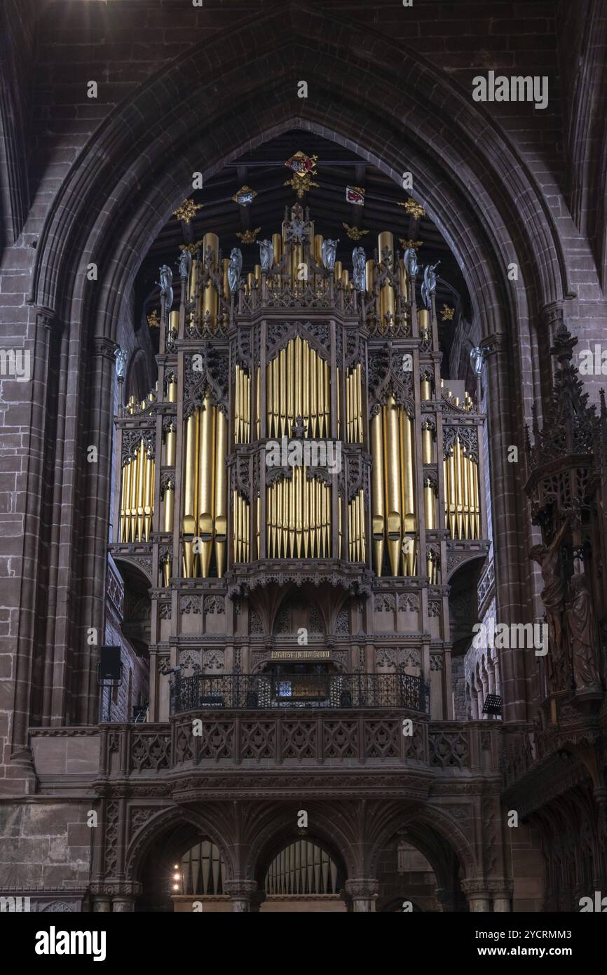 Chester, Royaume-Uni, 26 août 2022 : vue rapprochée de l'orgue et des tuyaux de l'église dans la nef centrale de la cathédrale historique de Chester à Cheshir Banque D'Images