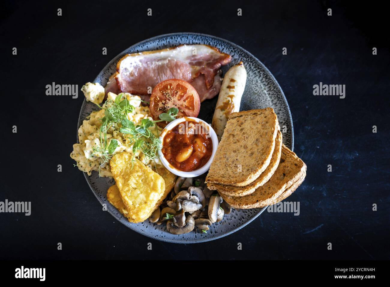 Vue de haut en bas d'un petit déjeuner anglais complet sur une table en pierre noire Banque D'Images