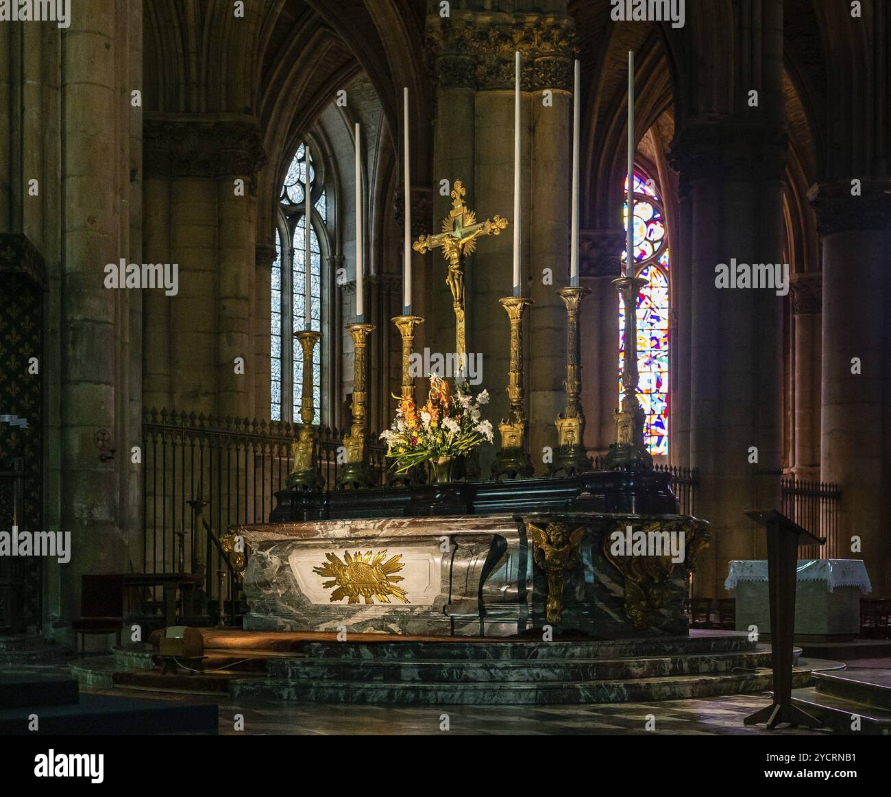 Reims, France- 13 septembre 2022 : vue sur l'autel principal dans le transept de la cathédrale de Reims Banque D'Images