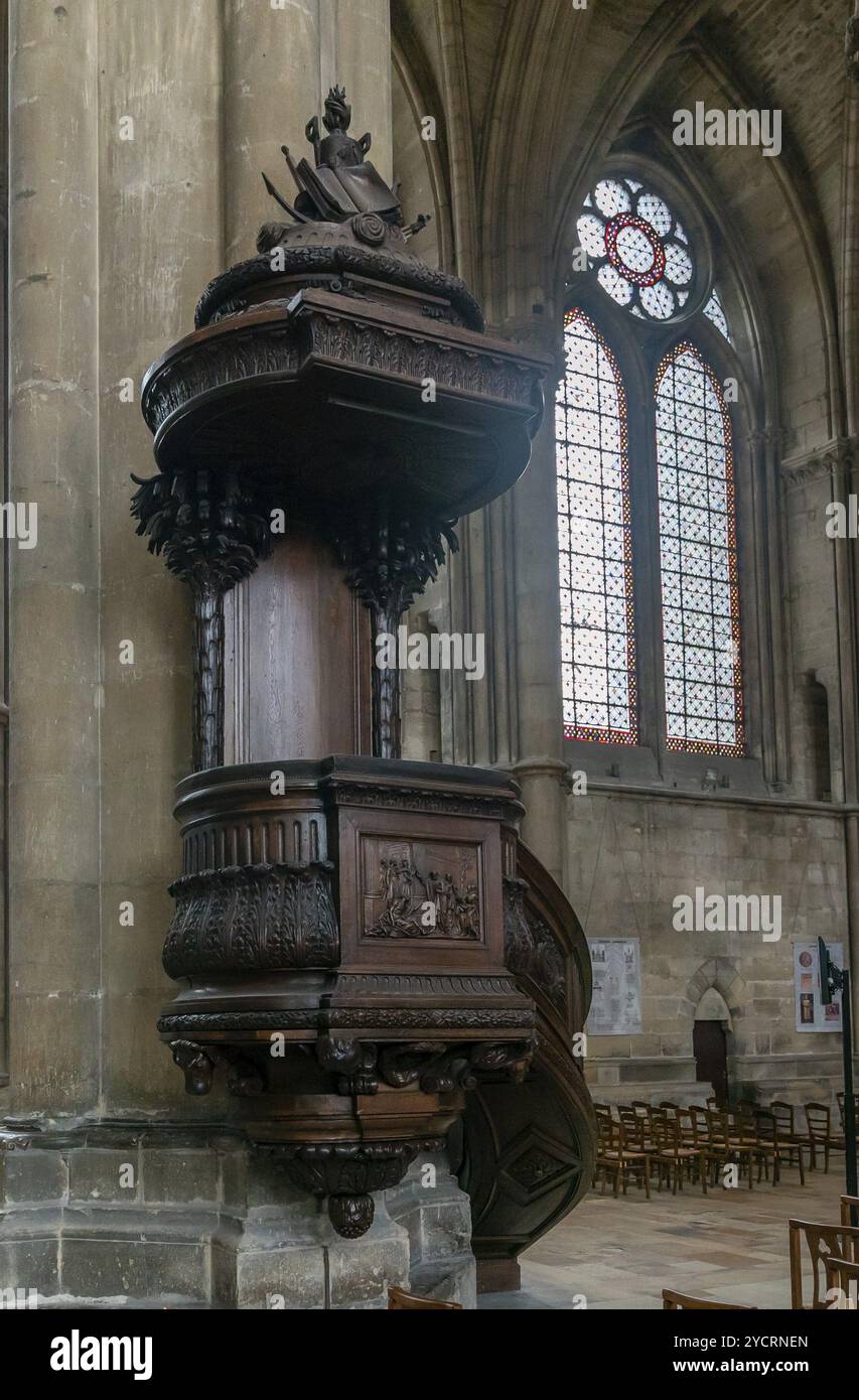 Reims, France- 13 septembre 2022 : vue verticale de la chaire en bois dans la nef centrale de la cathédrale de Reims Banque D'Images
