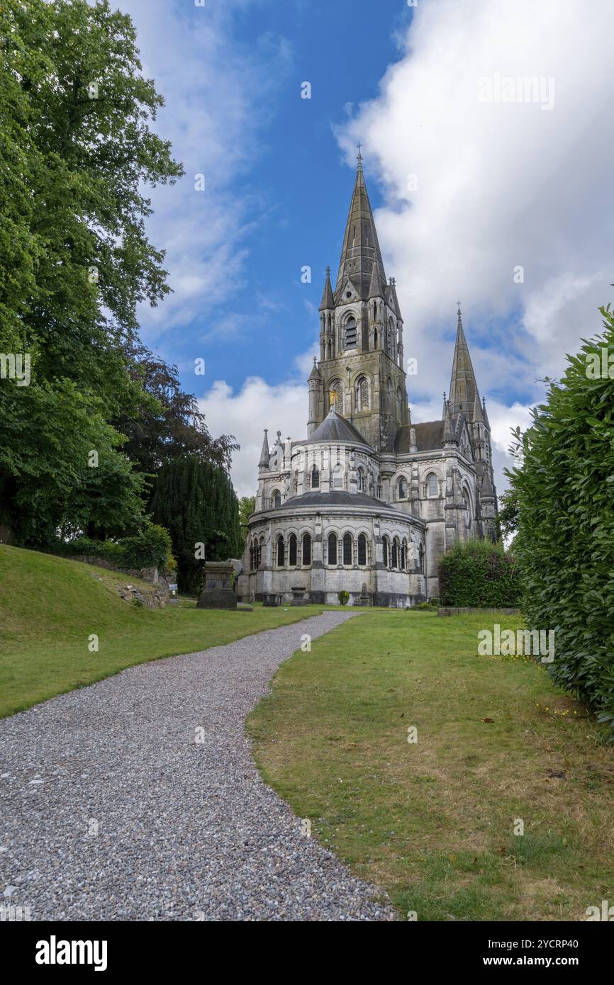 Cork, Irlande, 16 août 2022 : vue de la cathédrale Saint fin barre sur la rivière Lee dans le centre-ville de Cork, Europe Banque D'Images