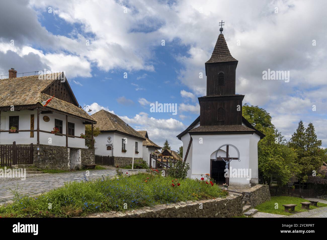 Holloko, Hongrie, 3 octobre 2022 : vue sur le centre historique du village et la vieille église de Holloko, en Europe Banque D'Images Holloko, Hongrie, 3 octobre 2022 : vue sur le centre historique du village et la vieille église de Holloko, en Europe Banque D'Images