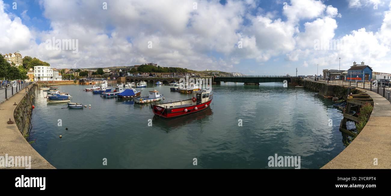 Folkestone, Royaume-Uni, 11 septembre 2022 : vue panoramique du port de Folkestone avec de nombreux bateaux à l'ancre, Europe Banque D'Images