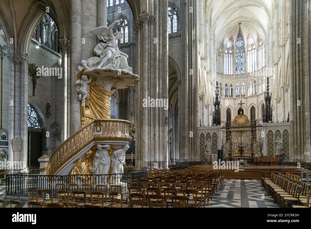 Amiens, France, 12 septembre 2022 : vue de la chaire et de la nef centrale à l'intérieur de la cathédrale d'Amiens, Europe Banque D'Images