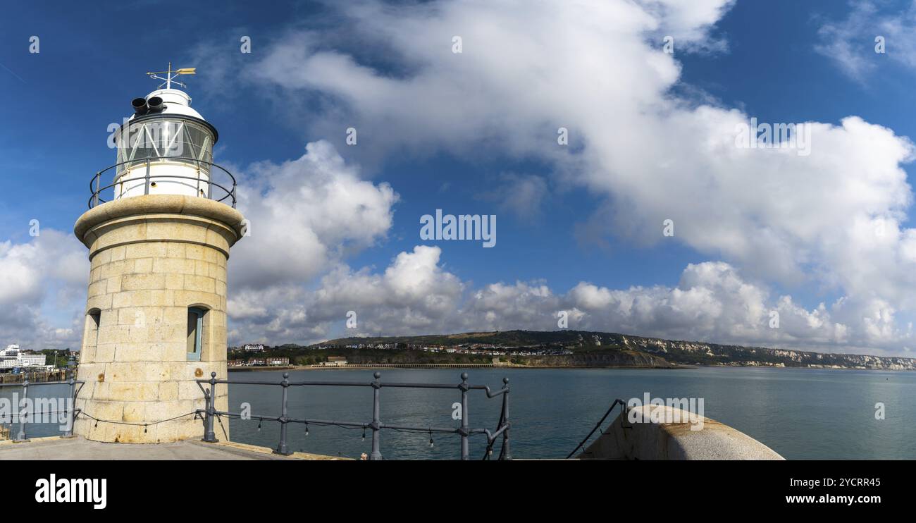 Folkestone, Royaume-Uni, 11 septembre 2022 : le bras du port de Folkestone avec le phare historique, Europe Banque D'Images