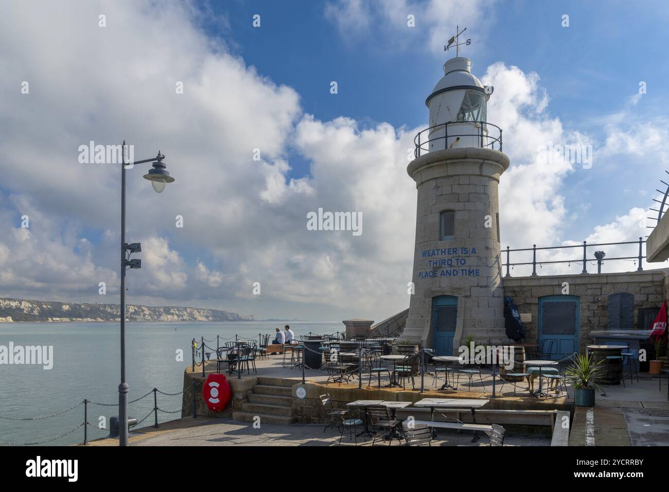 Folkestone, Royaume-Uni, 11 septembre 2022 : le bras du port de Folkestone avec le phare historique, Europe Banque D'Images
