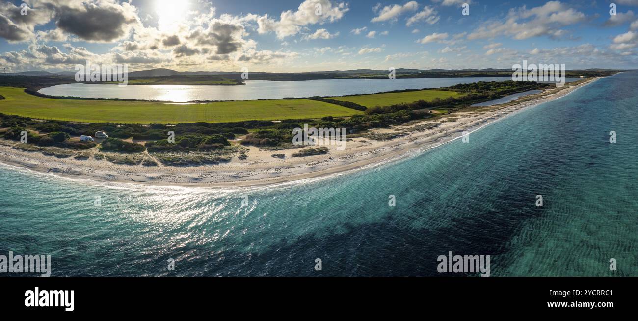 Vue panoramique aérienne de la plage de Fiume Santo et du lac Stagno di pilo près de Porto Torres en Sardaigne Banque D'Images