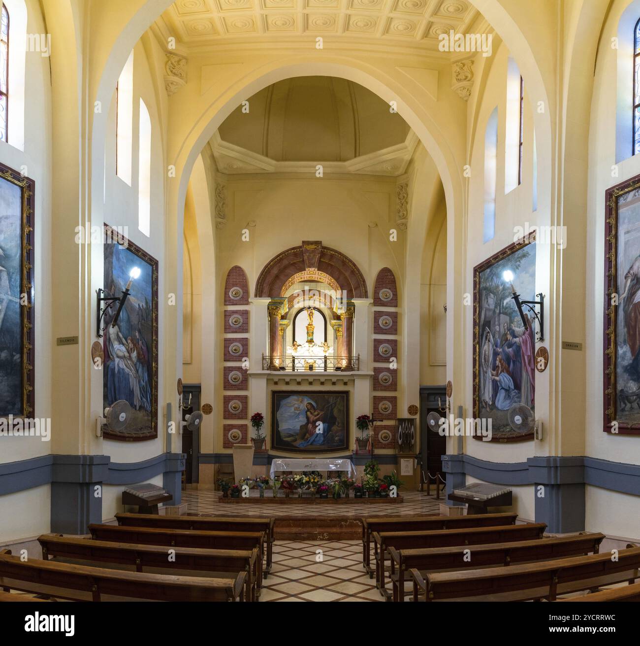 Novelda, Espagne, 1er février 2023 : vue de la nef et de l'autel à l'intérieur de l'église du Sanctuaire de Santa Maria Magdalena à Novelda, Europe Banque D'Images