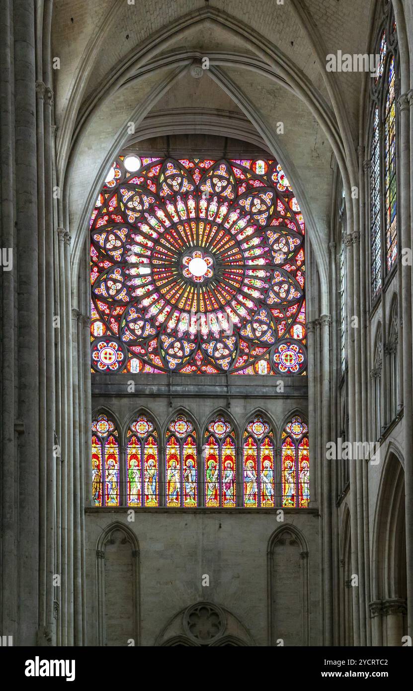 Troyes, France - 13 septembre 2022 : vitraux colorés à l'intérieur de la cathédrale historique de Troyes Banque D'Images