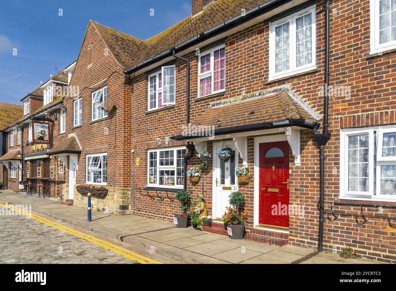 Folkestone, Royaume-Uni, 11 septembre 2022 : rowhouses en briques rouges sur le port de Folkestone, Europe Banque D'Images