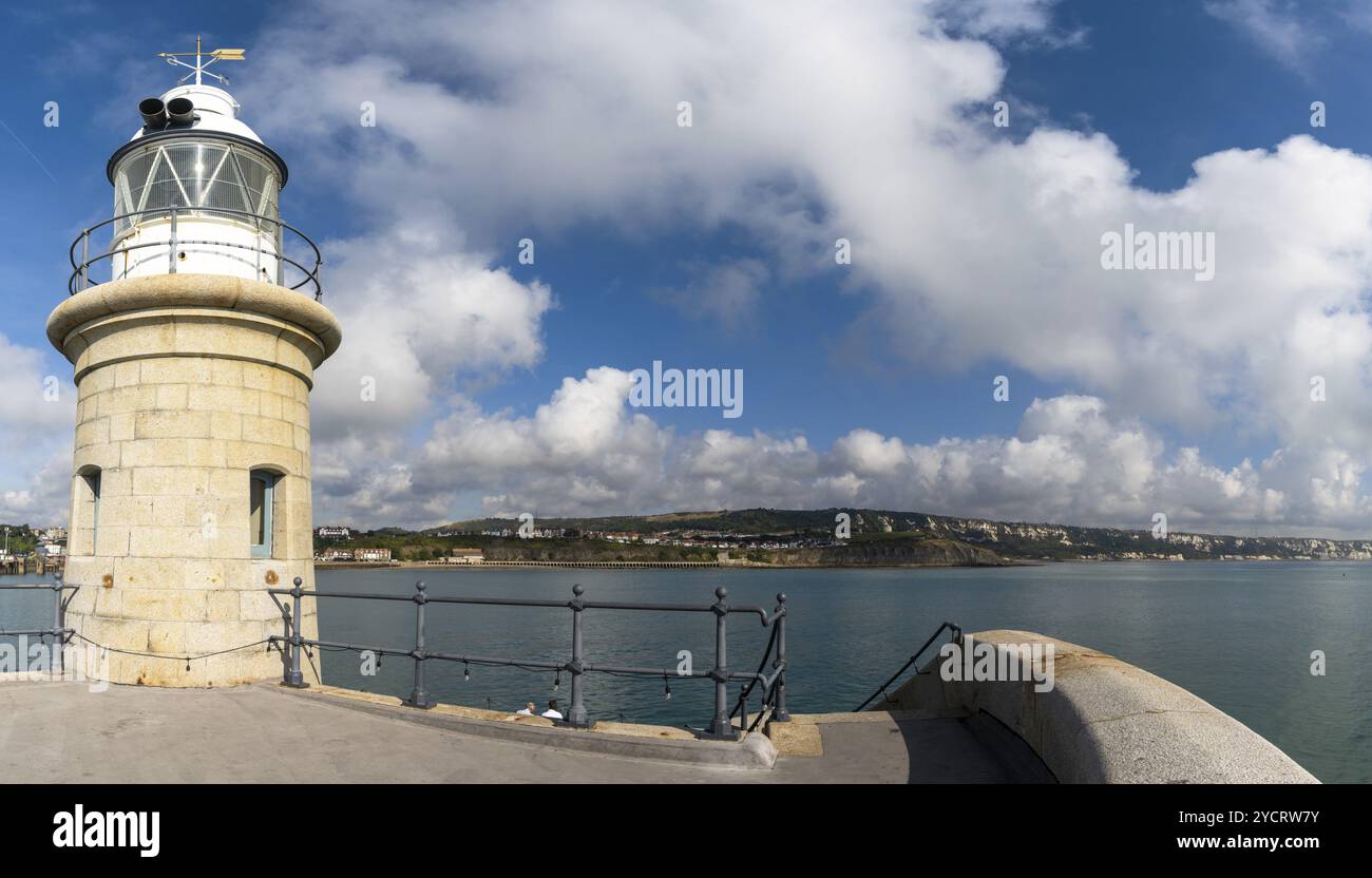 Folkestone, Royaume-Uni, 11 septembre 2022 : le bras du port de Folkestone avec le phare historique, Europe Banque D'Images