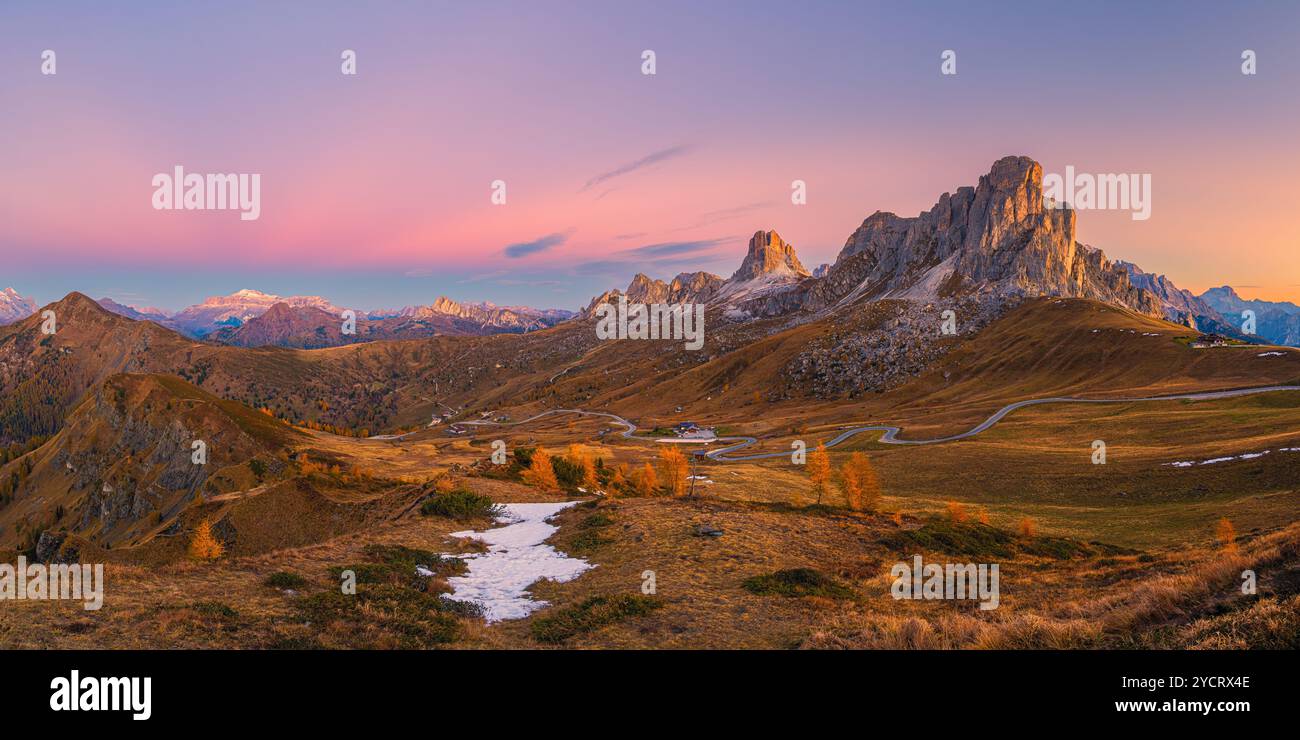 Une large image panoramique 2:1 d'un lever de soleil d'automne dans les Dolomites sur le col de Giau (Passo Giau) à 2200 mètres d'altitude. Vous avez ici une vue du Banque D'Images