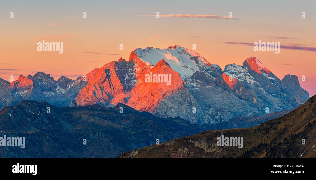 Une large image panoramique 2:1 d'un lever de soleil dans les Dolomites sur le col de Giau (Passo Giau) à 2200 mètres d'altitude avec une vue vers la Marmolada, un gla Banque D'Images