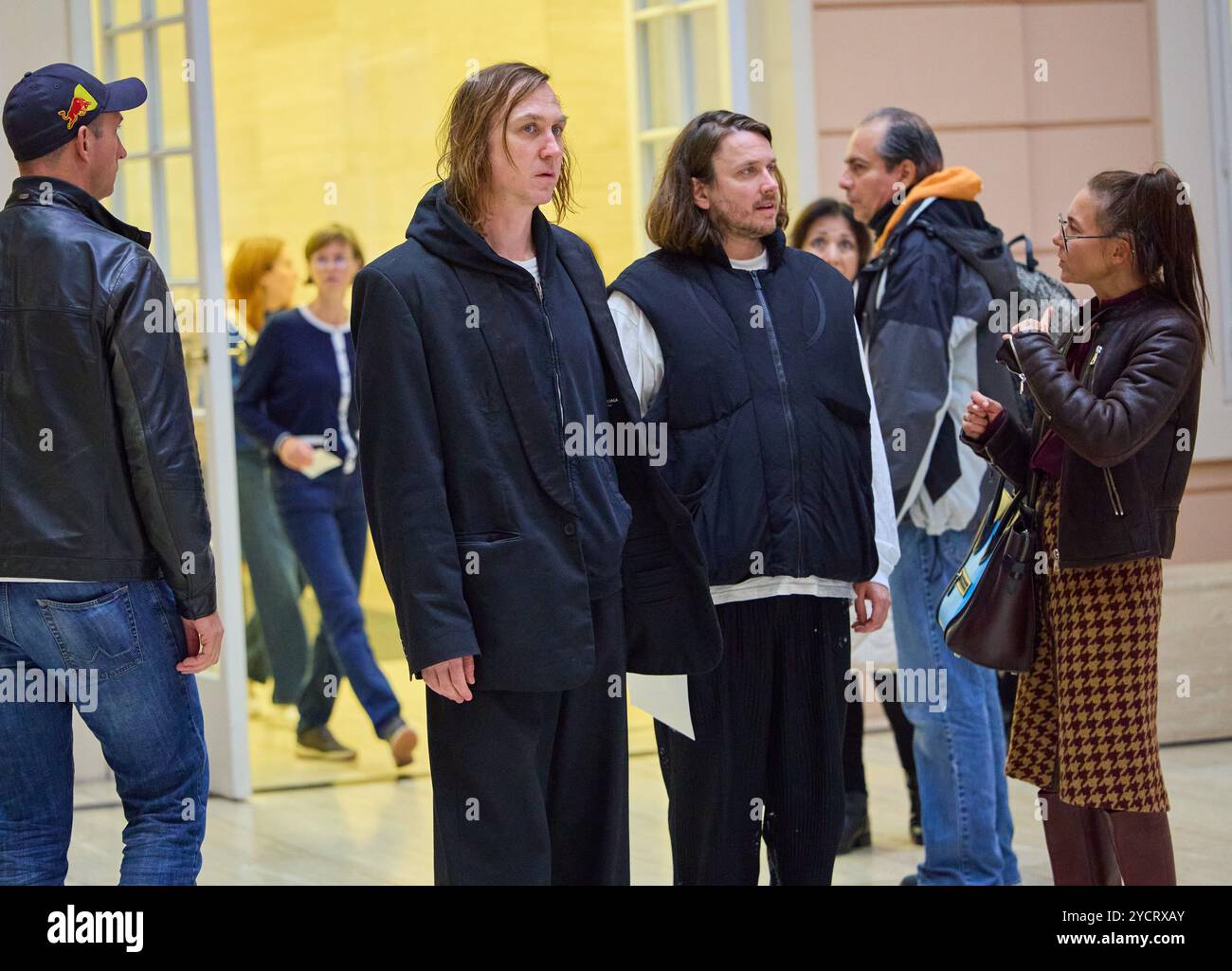 Lars EIDINGER (l) visite l'Albertina Vienne, Autriche, le 23 octobre 2024. - 20241023 PD14596 crédit : APA-PictureDesk/Alamy Live News Banque D'Images
