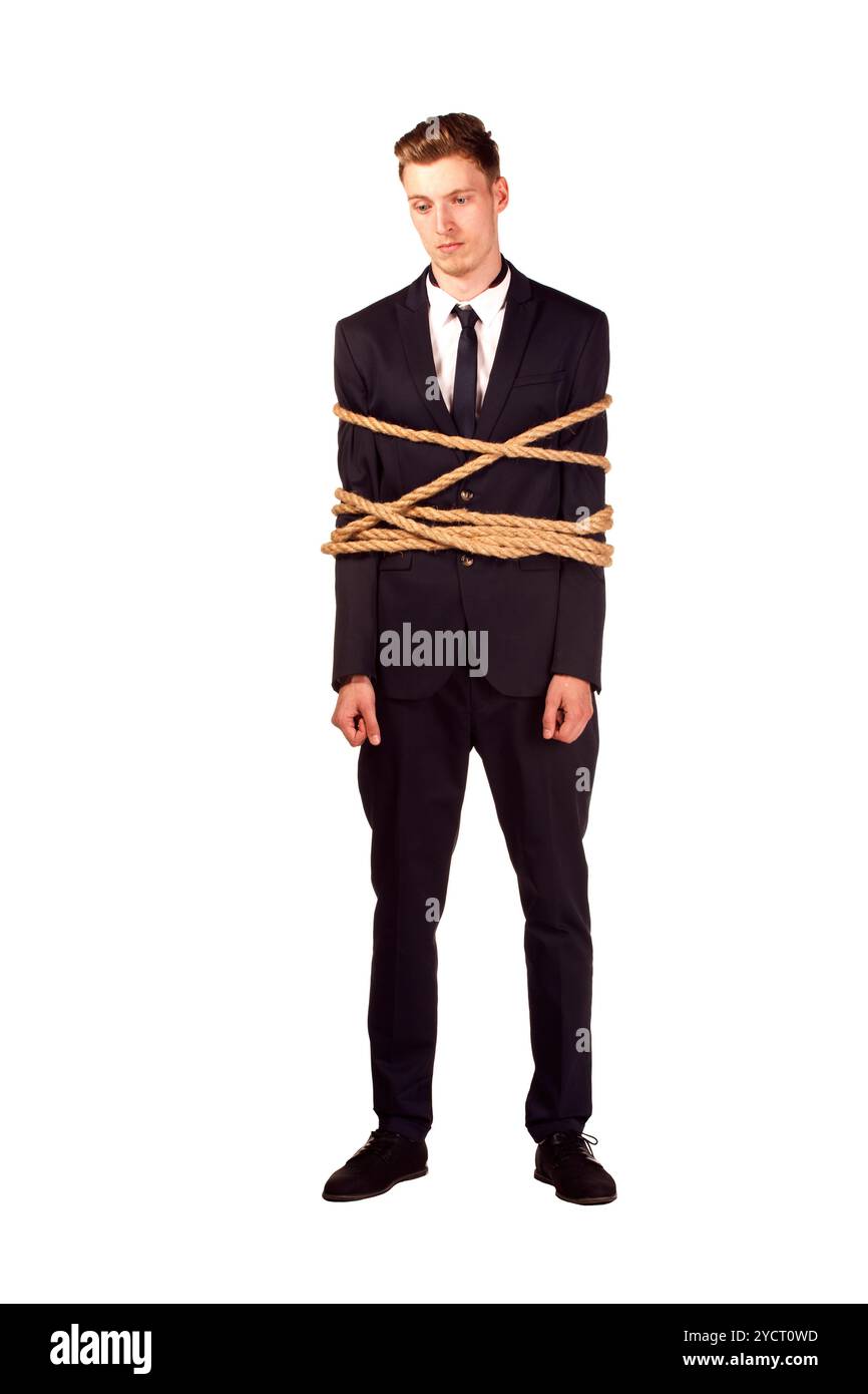 Portrait en pied de businessman tied avec la corde, isolé sur blanc. Concept de l'esclavage et la violence Banque D'Images