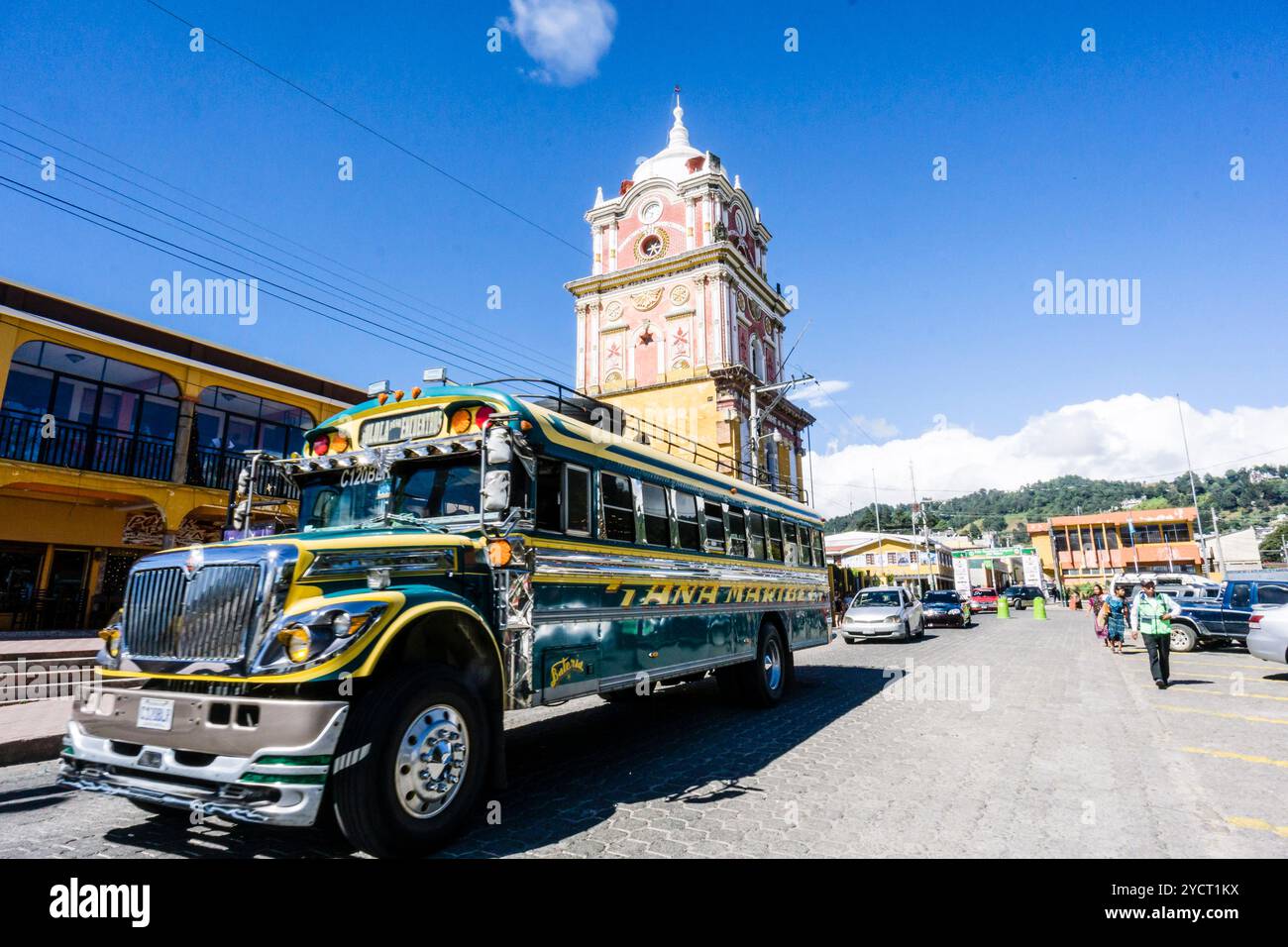 Autobus collectif devant la tour centraméricaine, 1914, Sololá, département de Sololá, Guatemala, Amérique centrale Banque D'Images