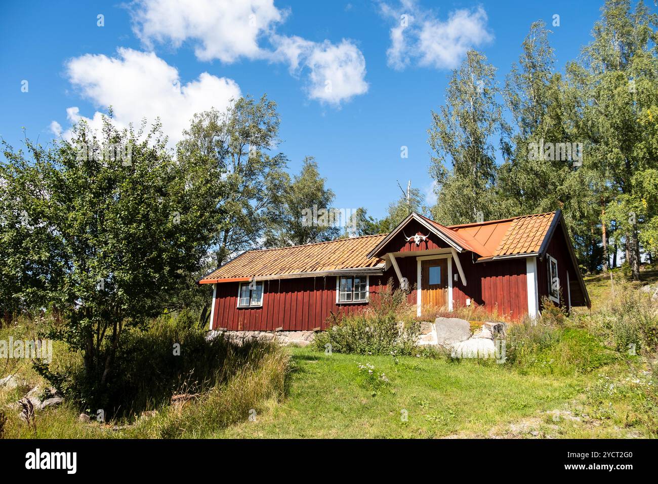 Maison rouge typique dans le sud de la Suède. La couleur est appelée rouge Falu, et a été un symbole constant de la vie pastorale en Suède pour la dernière ère Banque D'Images