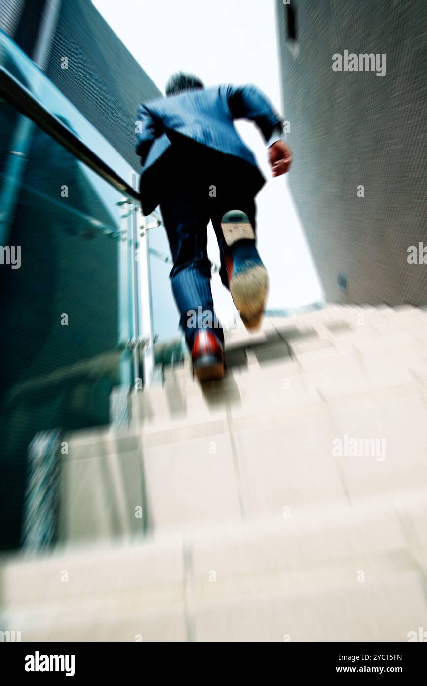 Businessman running up Banque D'Images