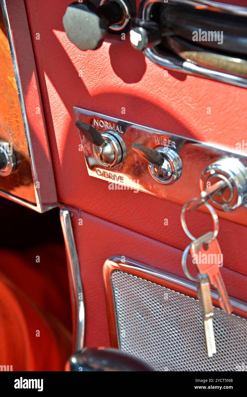 Voitures classiques, voitures anciennes, Austin Heli, tableau de bord rouge avec clé de contact Banque D'Images