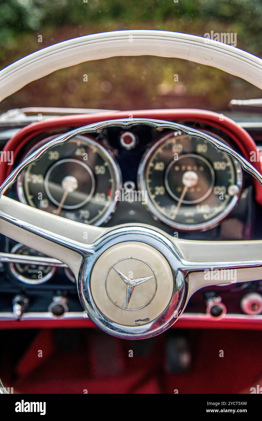 Voitures classiques, voitures anciennes, Mercedes Cabrio, Tableau de bord rouge, Banque D'Images