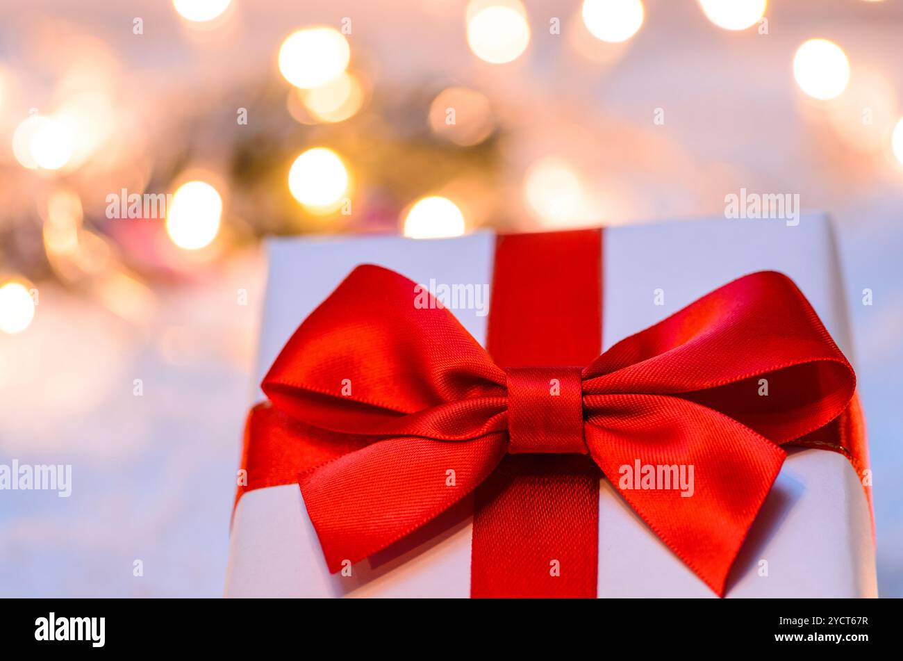 Sapin de Noël avec des lumières Banque D'Images Sapin de Noël avec des lumières Banque D'Images