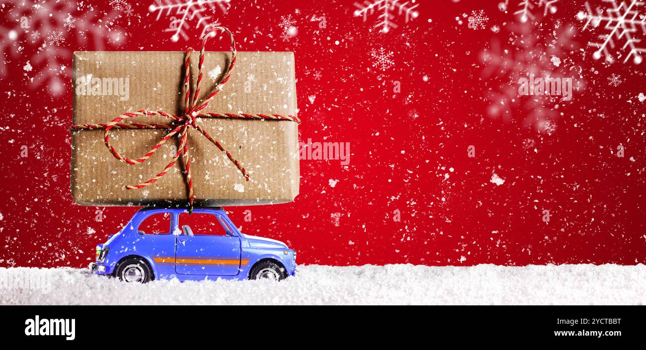 Petite voiture rétro avec des cadeaux de Noël Banque D'Images Petite voiture rétro avec des cadeaux de Noël Banque D'Images