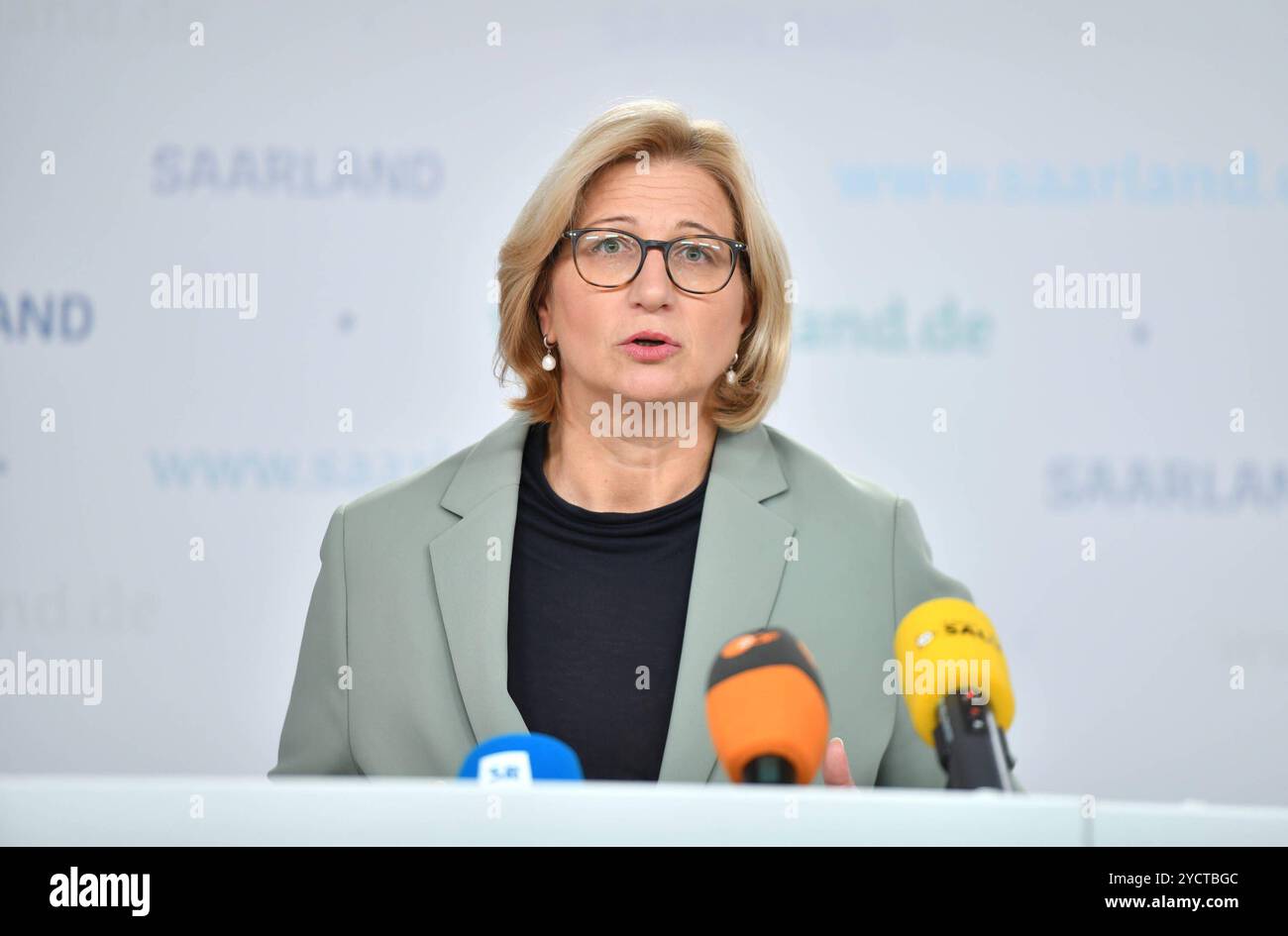 Sarre Ministerpräsidentin Anke Rehlinger im Bild äußert sich am Mittwoch 23.10.2024 im Rahmen einer Pressekonferenz in der Staatskanzlei des Saarlandes in Saarbrücken zu den aktuellen Entwicklungen BEI Wolfspeed und ZF. *** Le ministre de la Sarre, le président Anke Rehlinger, sur la photo, commente les développements actuels à Wolfspeed et ZF lors d'une conférence de presse à la Chancellerie de l'État de la Sarre à Saarbrücken le mercredi 23 10 2024 bub Banque D'Images