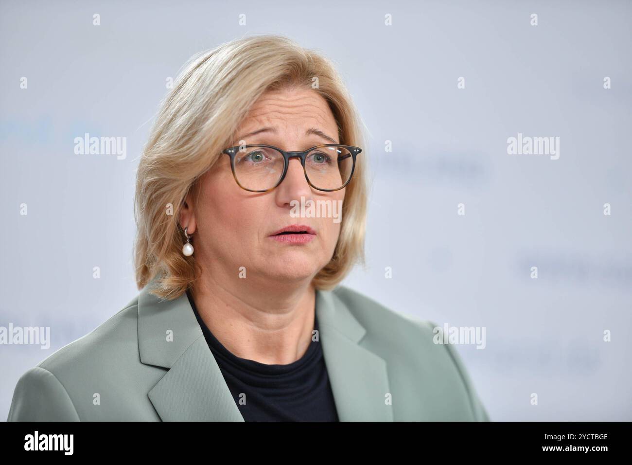 Sarre Ministerpräsidentin Anke Rehlinger im Bild äußert sich am Mittwoch 23.10.2024 im Rahmen einer Pressekonferenz in der Staatskanzlei des Saarlandes in Saarbrücken zu den aktuellen Entwicklungen BEI Wolfspeed und ZF. *** Le ministre de la Sarre, le président Anke Rehlinger, sur la photo, commente les développements actuels à Wolfspeed et ZF lors d'une conférence de presse à la Chancellerie de l'État de la Sarre à Saarbrücken le mercredi 23 10 2024 bub Banque D'Images