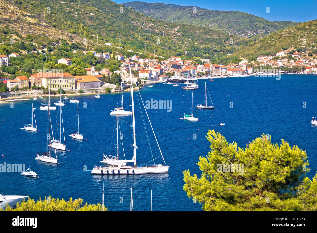 Île de Vis yachting vue front de mer Banque D'Images