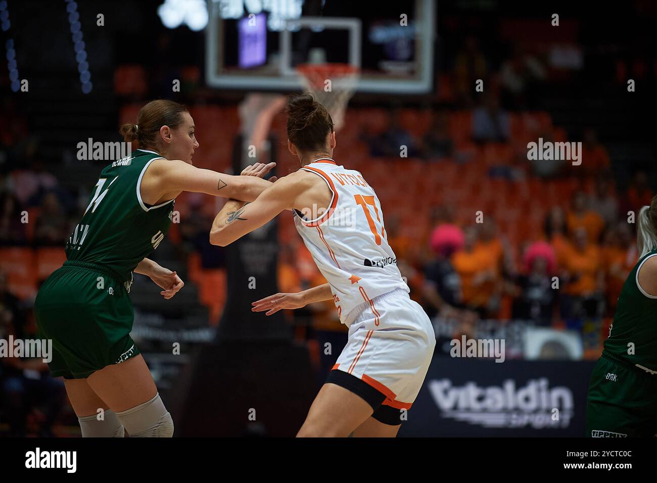 Darcee Garbin de Uni Gyor (G) et Kristine Vitola de Valencia basket (d) lors de la ronde 3 de la saison régulière féminine Euroleague. À Pabellon Fuente de San Banque D'Images