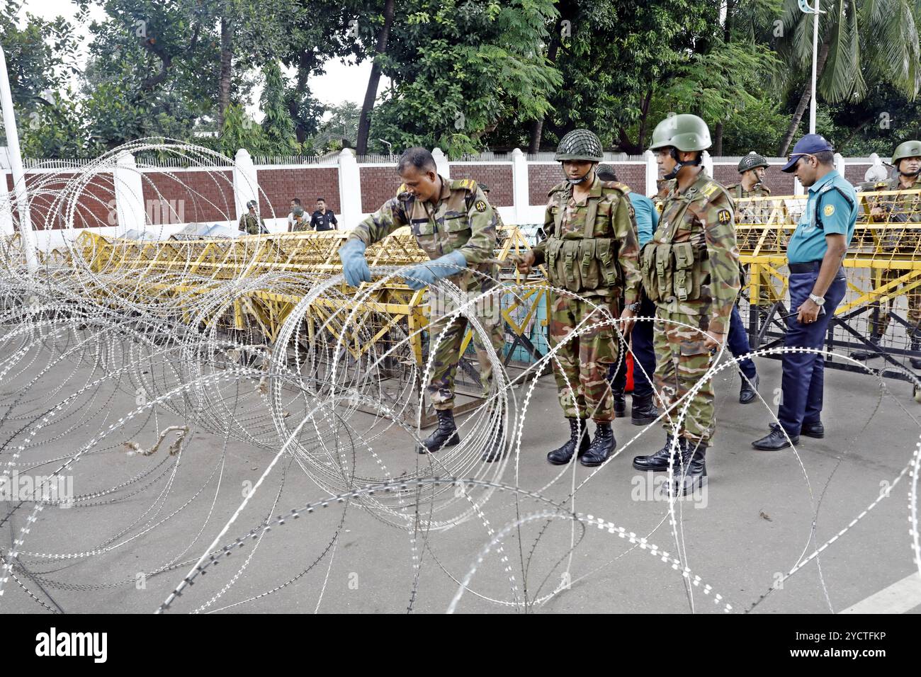 Dhaka, Bangladesh. 23 octobre 2024. Des soldats bangladais montent la garde devant la maison du président (Bangabhaban) alors que les manifestants organisent une manifestation devant la maison du président (Bangabhaban) pour exiger la démission du président Mohammed Shahabuddin après son commentaire sur la démission de l'ancien premier ministre Sheikh Hasina, à Dhaka, au Bangladesh, le 23 octobre 2024. Photo Habibur Rahman/ABACAPRESS. COM Credit : Abaca Press/Alamy Live News Banque D'Images