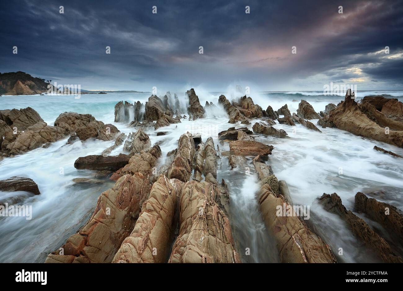 Côte de Barraga Bay avec Wild Seas Banque D'Images