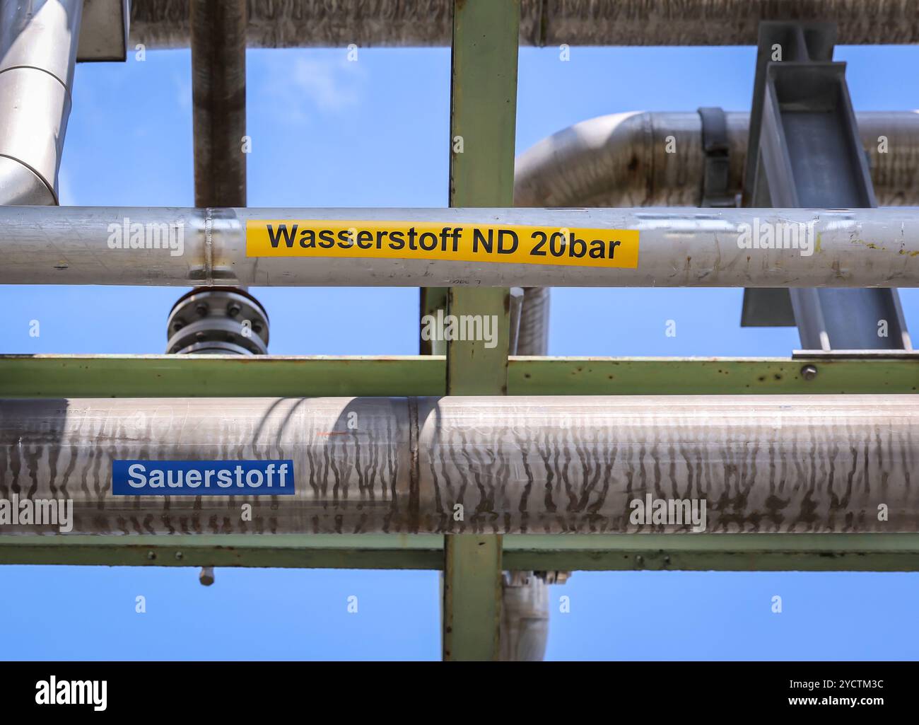 Oberhausen, Rhénanie du Nord-Westphalie, Allemagne - pipelines pour l'hydrogène et l'oxygène. Hydrogène vert chez Air liquide, production d’hydrogène chez OQ Chemical Banque D'Images