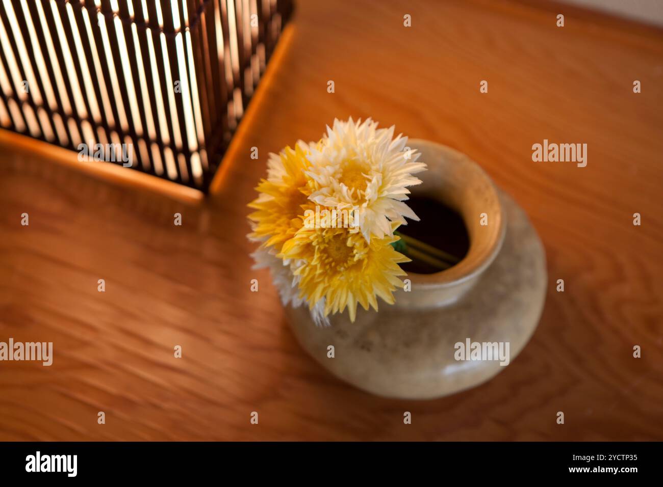 Fleurs placées à côté de la lumière de la lanterne en papier Banque D'Images