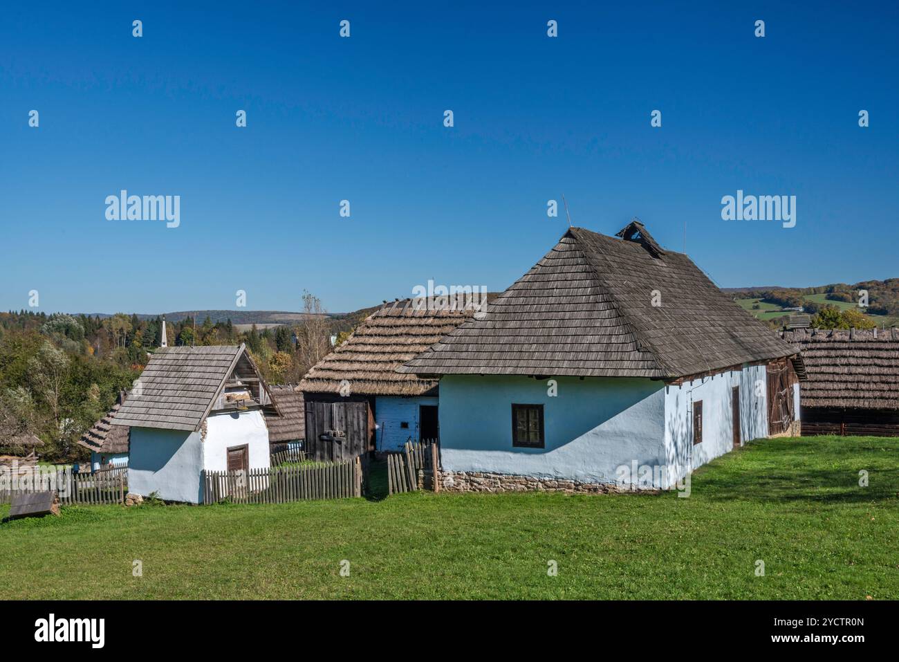 La ferme paysanne Lemkos (Boykos), au début du XXe siècle, a déménagé du village de Topola au Musée culturel ukrainien de Svidnik, région de Prešov, Slovaquie Banque D'Images