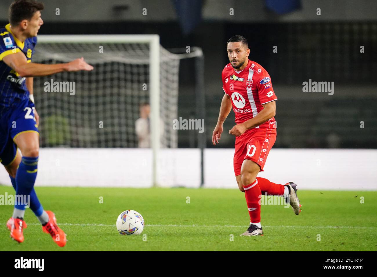 Gianluca Caprari (AC Monza) lors du championnat italien Serie A match de football entre le Hellas Verona FC et l'AC Monza le 21 octobre 2024 au Stadio Marcantonio Bentegodi à Vérone, Italie. Crédit : Luca Rossini/E-Mage/Alamy Live News Banque D'Images