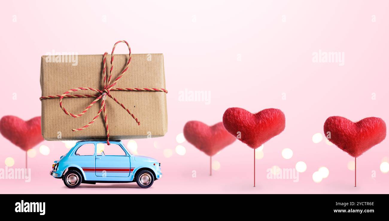 Petite voiture rétro avec Valentine Banque D'Images Petite voiture rétro avec Valentine Banque D'Images