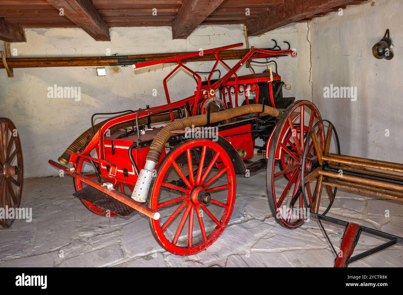 La machine de pompiers de la caserne, au début du XXe siècle, a été déplacée du village de Nizne Repase au Musée culturel ukrainien de Svidnik, région de Prešov, Slovaquie Banque D'Images