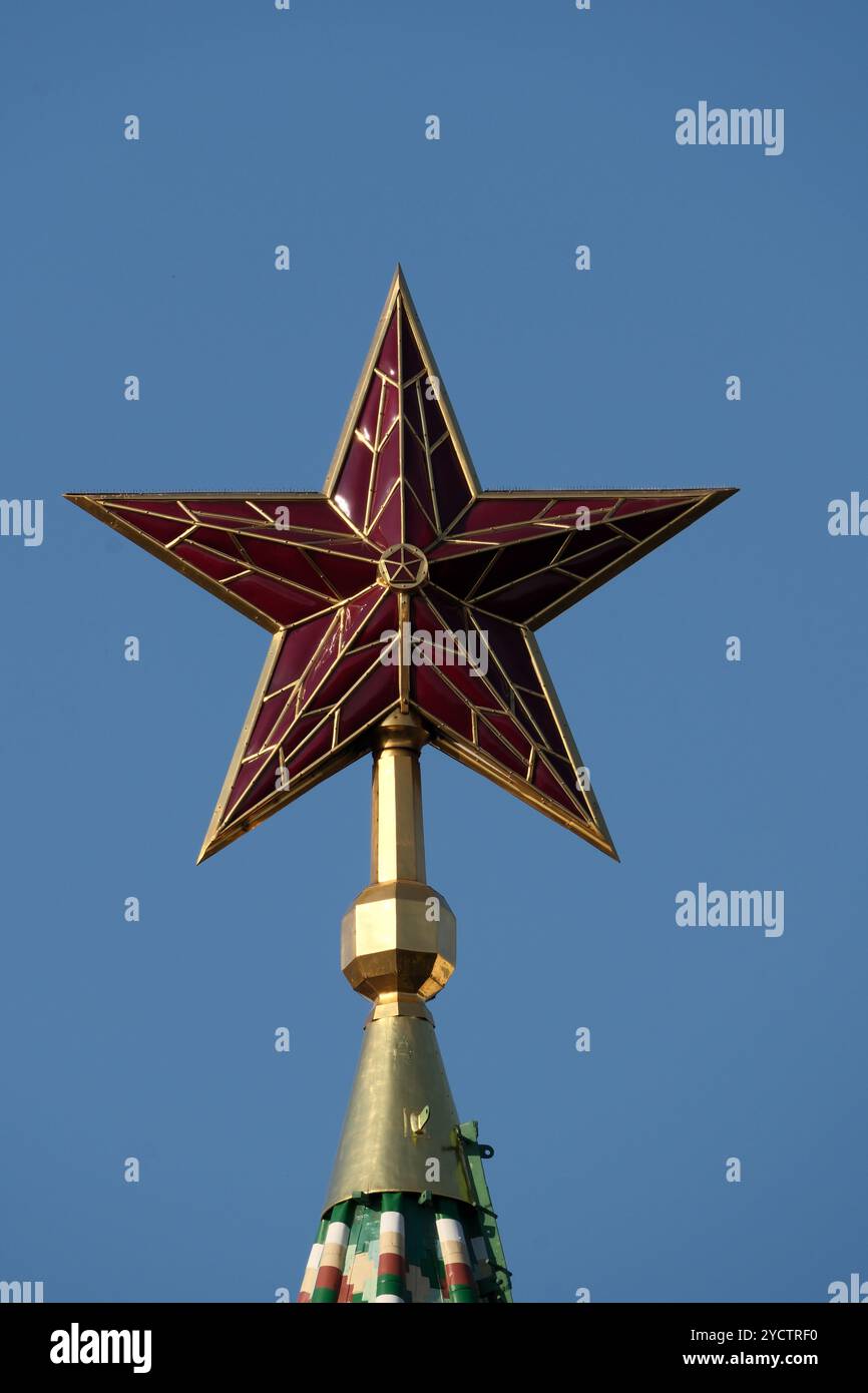 Star du Kremlin. L'étoile Ruby du Kremlin de Moscou avec un ciel bleu en arrière-plan. Banque D'Images