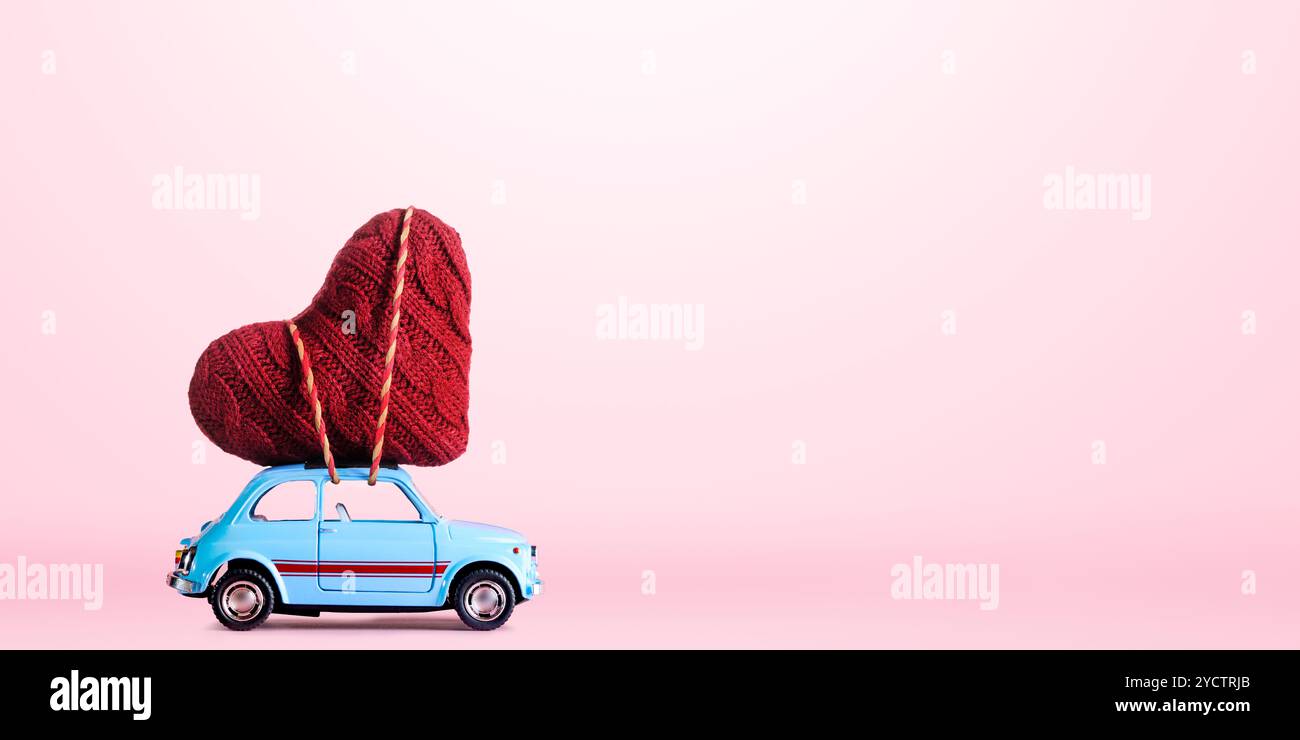 Petite voiture rétro avec Valentine Banque D'Images Petite voiture rétro avec Valentine Banque D'Images