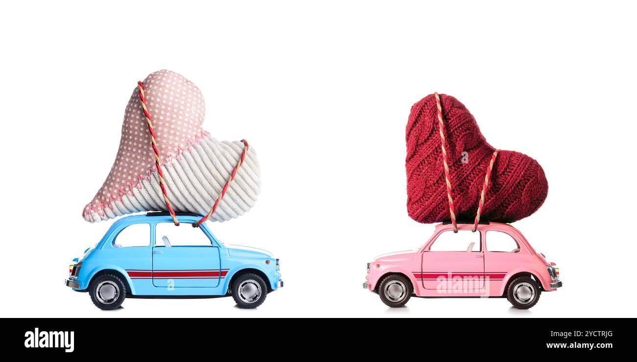 Voitures jouets rétro avec des coeurs de la Saint-Valentin Banque D'Images Voitures jouets rétro avec des coeurs de la Saint-Valentin Banque D'Images