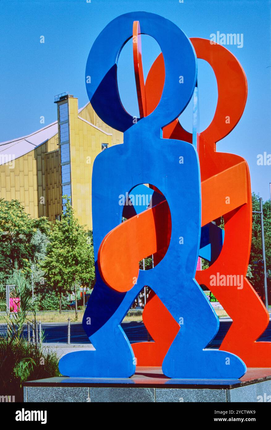 Berlin, Allemagne - 6 août 2014 : sculpture bicolore dans le quartier de PostsdamarPlaz Banque D'Images