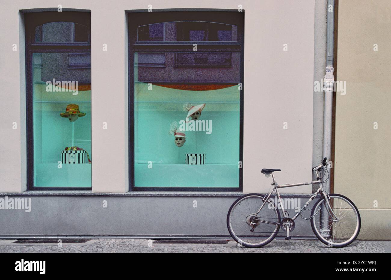 Berlin, Allemagne - 6 août 2014 : vitrines dans le quartier reconstruit de Scheunenviertel Banque D'Images