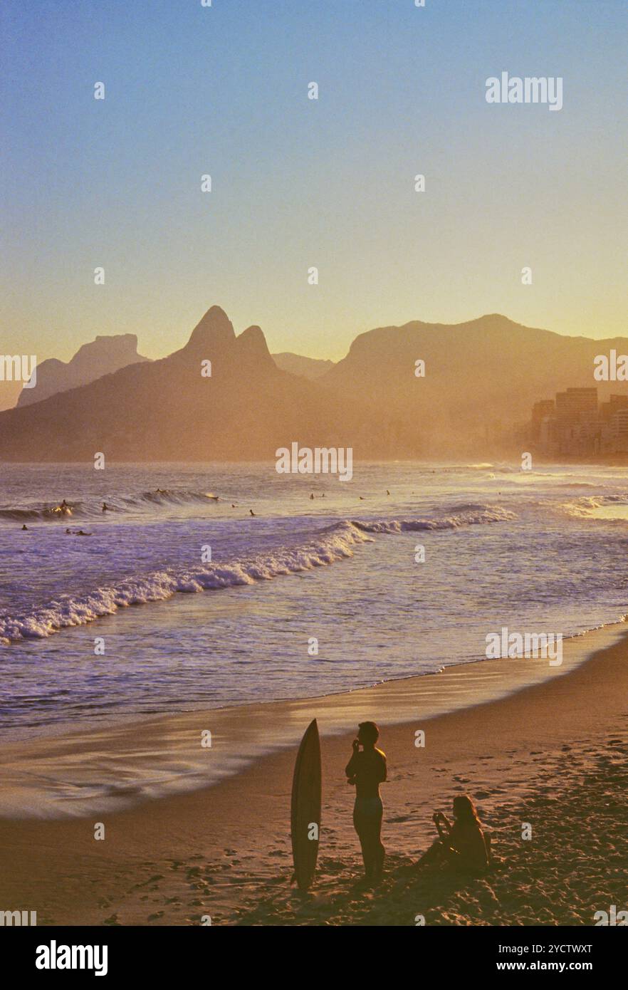 Rio de Janeiro, Brésil - 18 février 1982 : coucher de soleil sur la plage d'Ipanema Banque D'Images