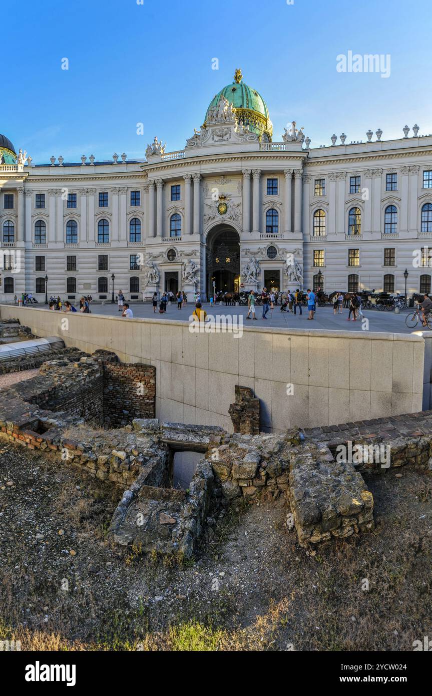 Ruines archéologiques de l'ancien camp militaire romain dans la colonie celtique de Vindobona sur la Michaelerplatz avec le palais Hofburg. Vienne Banque D'Images