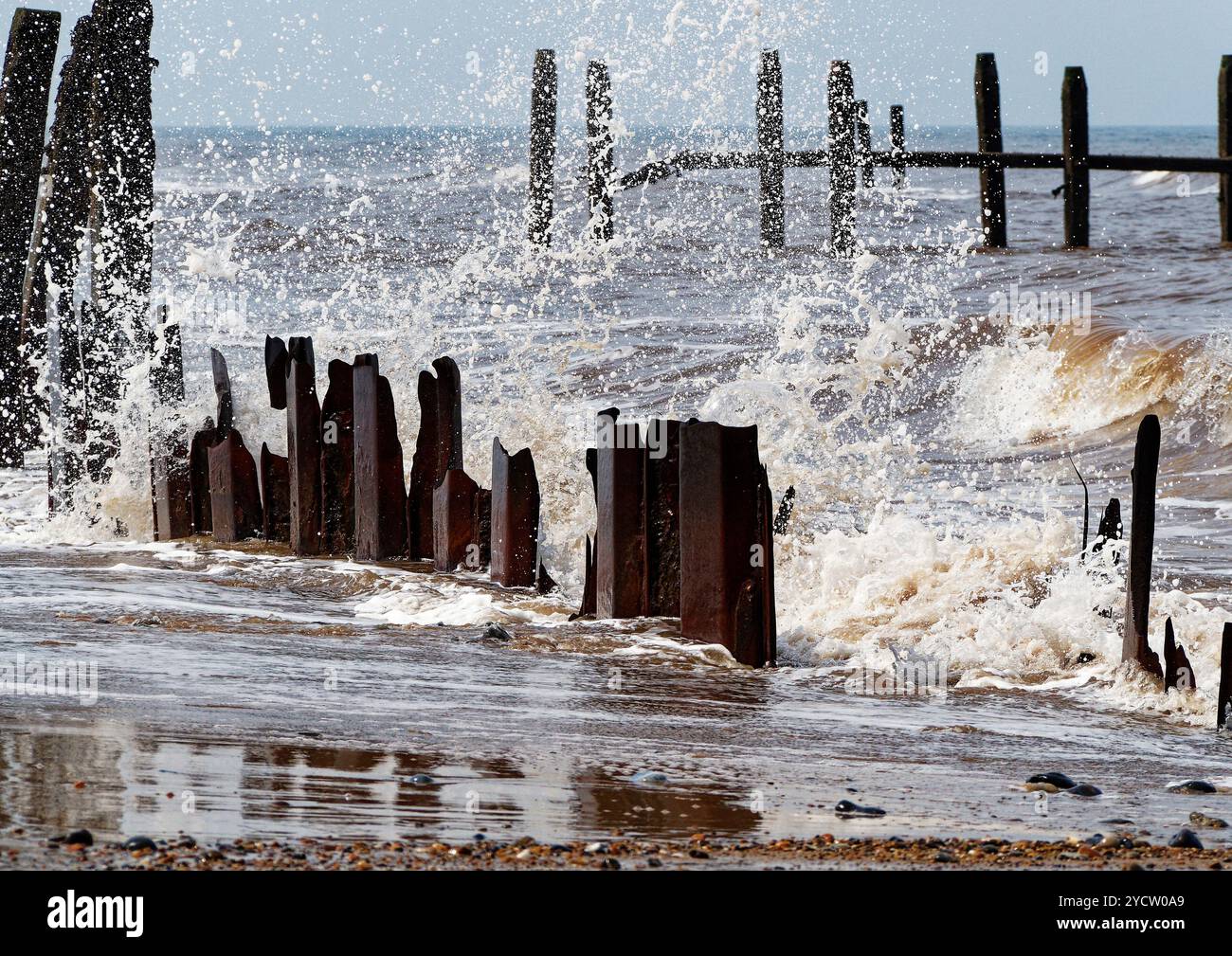 Les vagues s'écrasent sur les défenses maritimes détruites et abandonnées à Haisbro (Happisburgh0 sur la côte nord du Norfolk et zone d'érosion côtière rapide. Banque D'Images