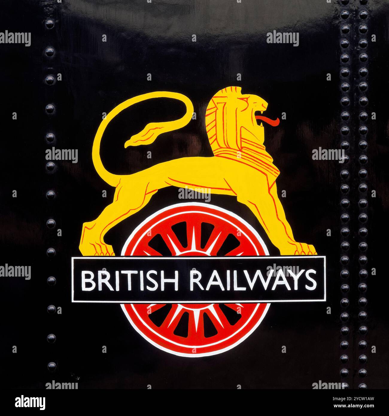 Le logo « lion et roue » des premiers British Railways connu sous le nom de « lion cycliste » par certains sur le côté réservoir d'une locomotive à vapeur peinte en noir. Banque D'Images